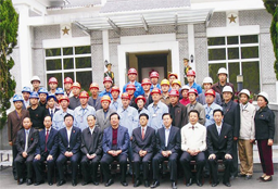 2004年10月，中共中央政治局常委、 國家副主席曾慶紅（第一排中）視察中國